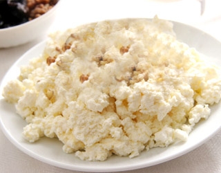 20 Delicious Low Sugar Snacks Cottage Cheese With Nuts Or Flaxseed